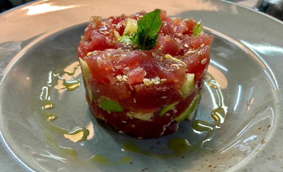 Tartare di salmone con avocado, mela verde, sesamo e lime