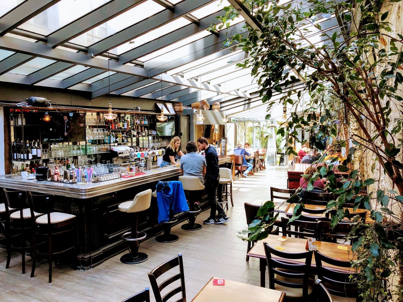 Au bar ou à table profitez de la lumière de notre établissement pour passer un moment exceptionnel 