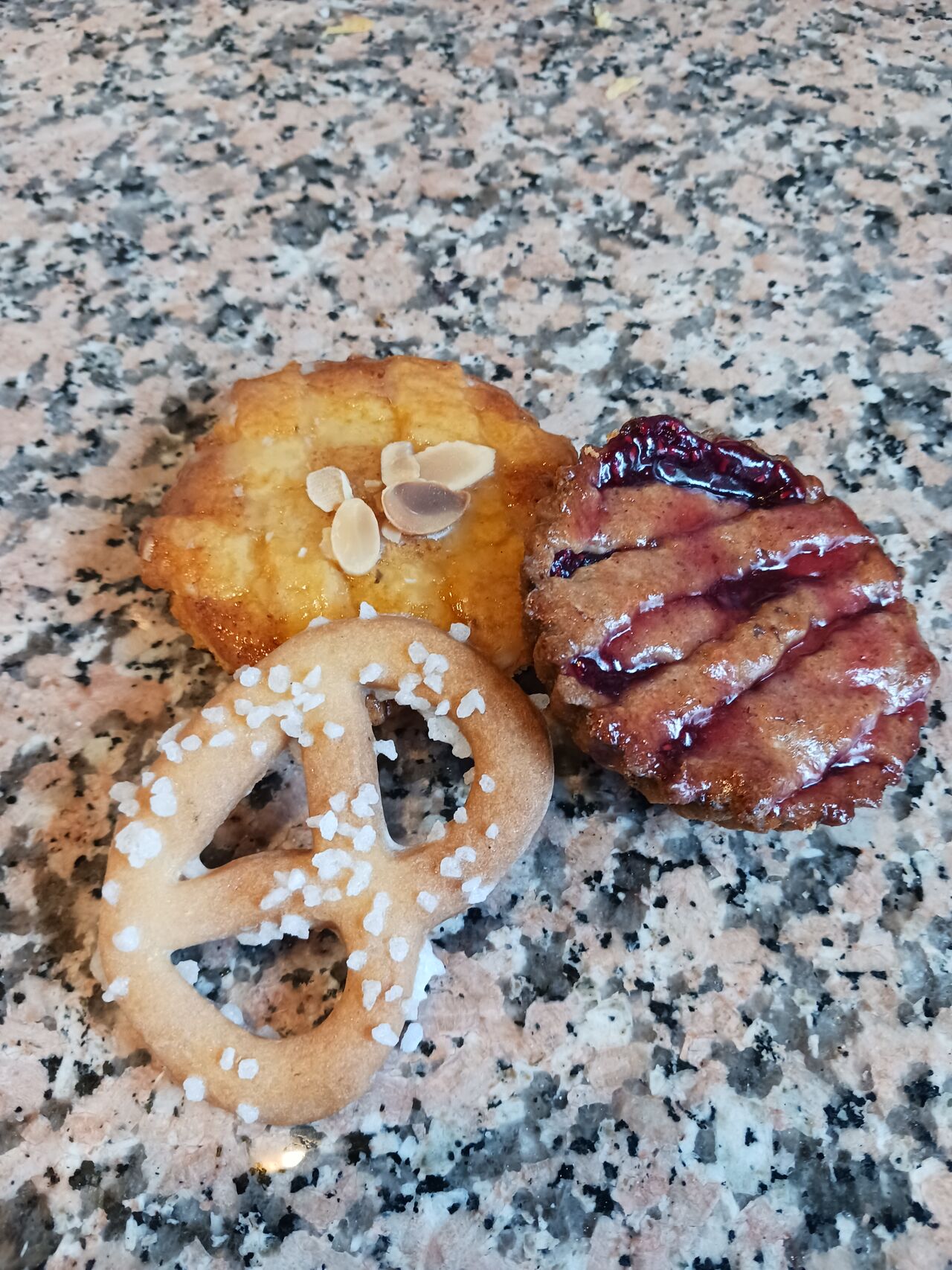 tartelette amandine ou linzer, bretzel sucré