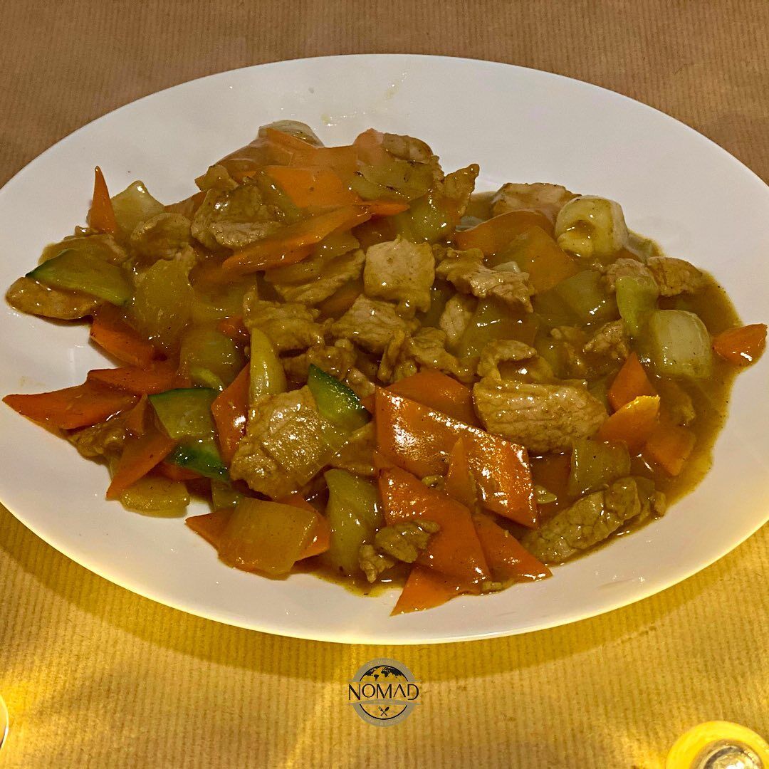 Cine iubeste mancare cu sos mana sus! 🤚🏻🥢
In poza: porc cu curry.