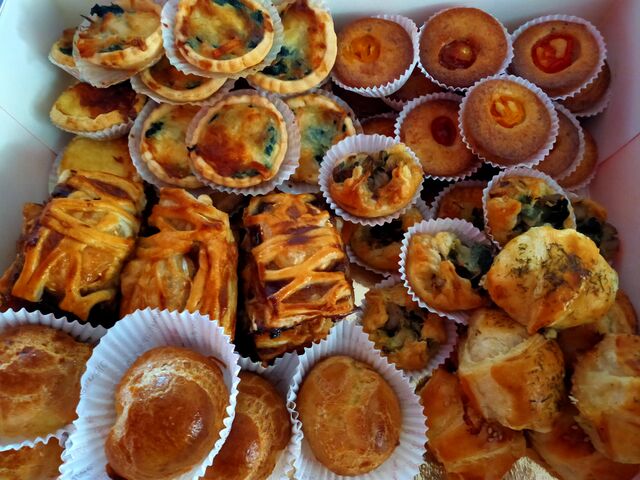 Les mises en bouches (feuilletés, mini quiches, choux au saumon, cake à la moutarde ancienne)