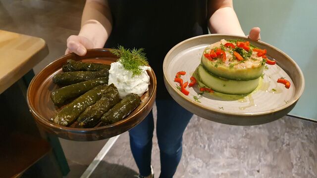 Lachstartar und hausgemachte dolmades