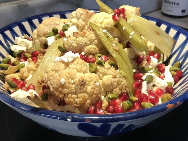 Chou fleur rōti, fêta, Grenade et pistache 