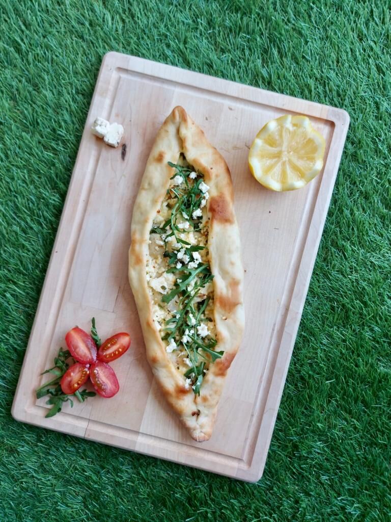 Pidé Peynirli : Fromage Feta, fromage Kasar, Roquette. (Une boisson offert) 10€