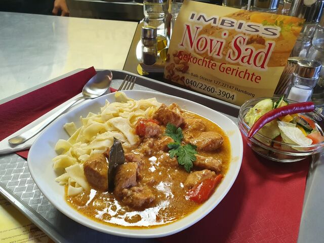 Gulasch (schweinefleisch)+ Beilagen 8,90