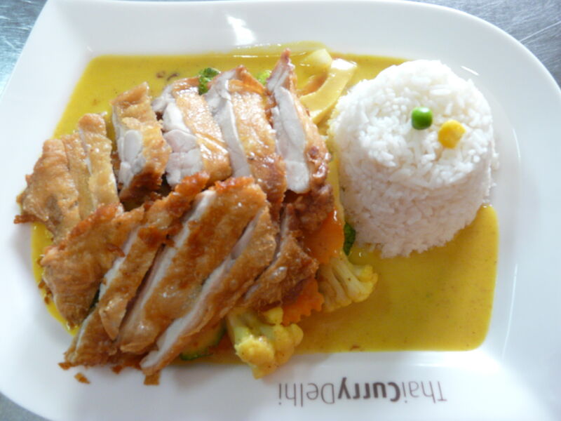 Hähnchenkeule ohne Knochen mit Indische Gelbe Curry mit Reis oder Nudel 12,80€