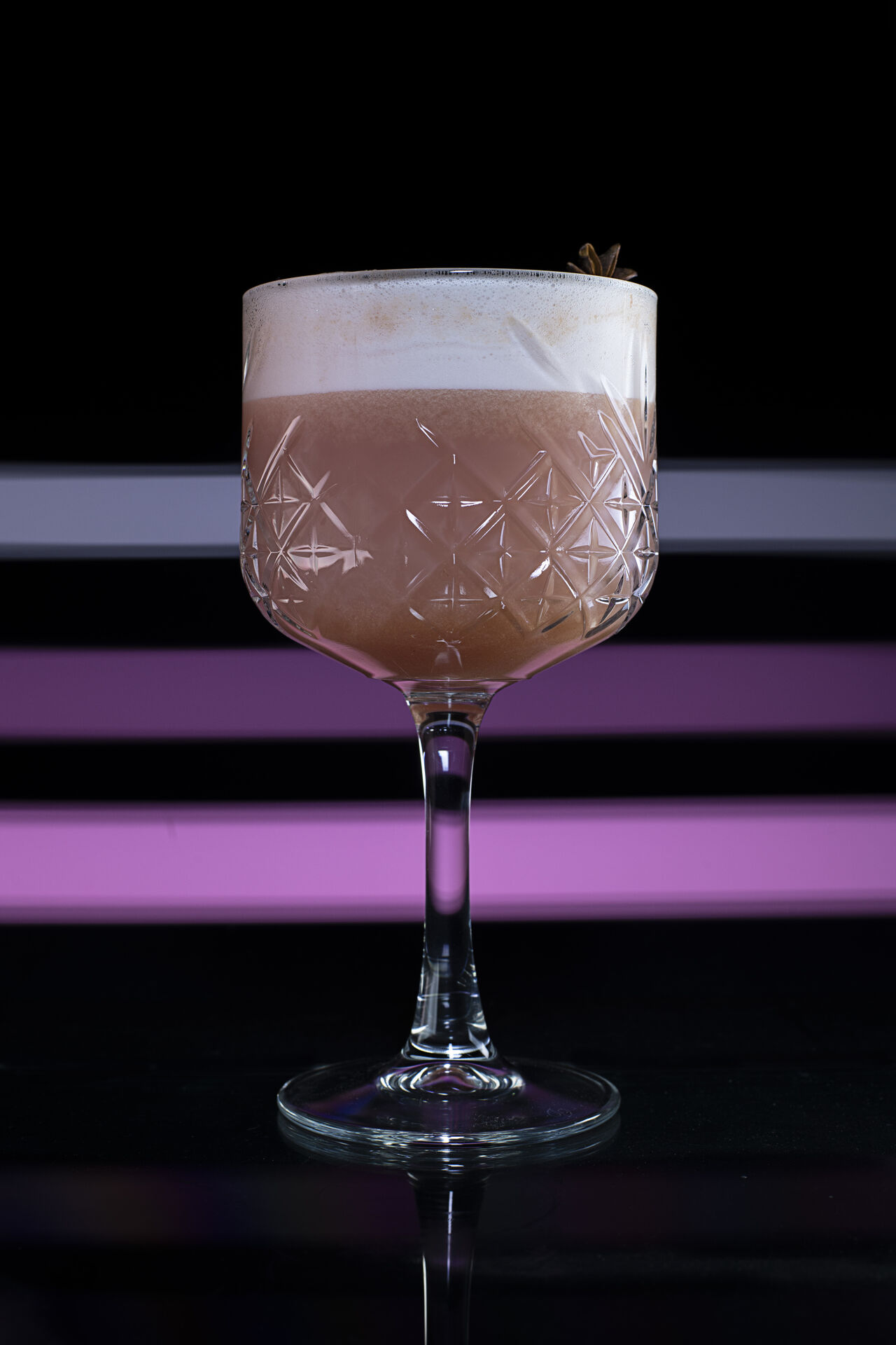 L'étoile
Ingrédients : gin, crémant, goyave, badiane
Saveur : épicé, fruité, amer
Catégorie : Création