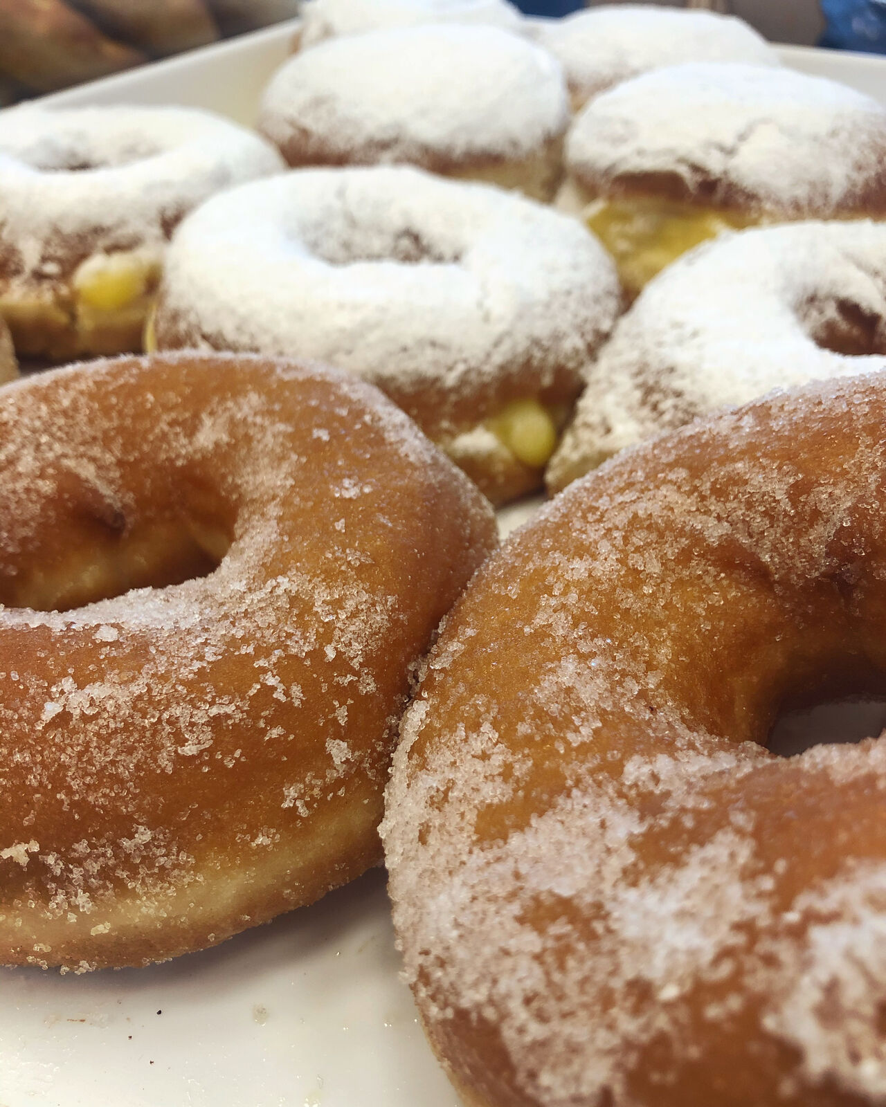 Vi aspettiamo tutte le sere così: tra un krapfen alla nutella, una ciambella zuccherata e ripieni alla crema... ♥️