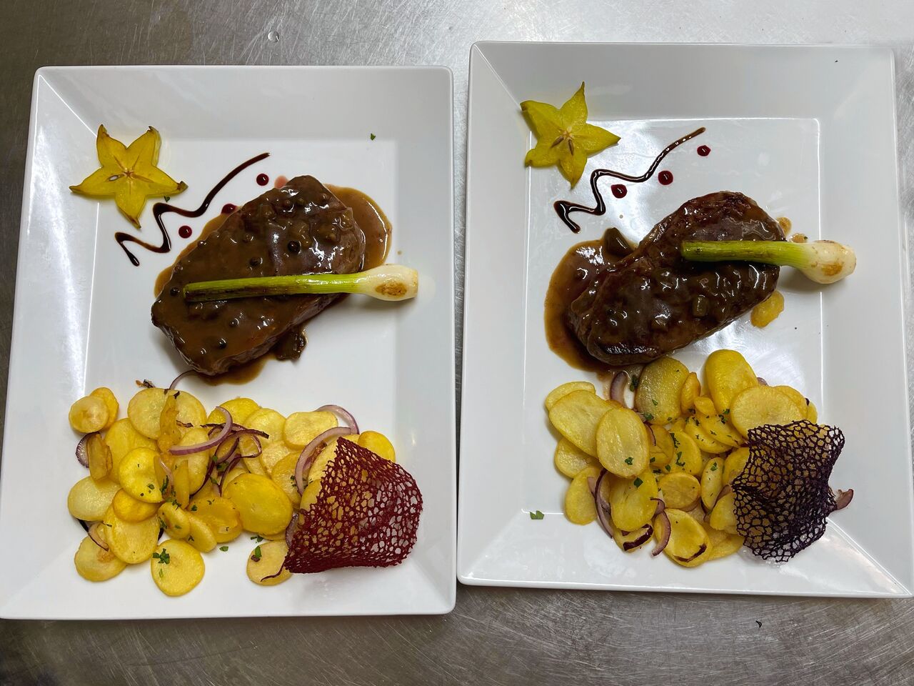 Saftiges Rumpsteak in feiner Pfeffersauce, dazu Bratkartoffeln