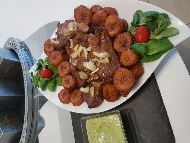 Les assiettes individuelles composées de viandes, bananes plantains et sauce