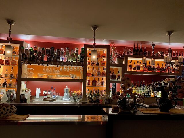 Le bar, placé au coeur du restaurant pour vous offrir le meilleur de nos cocktails!