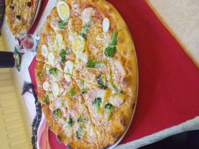 Pizza mit lachs frischem Tomaten und Broccoli 