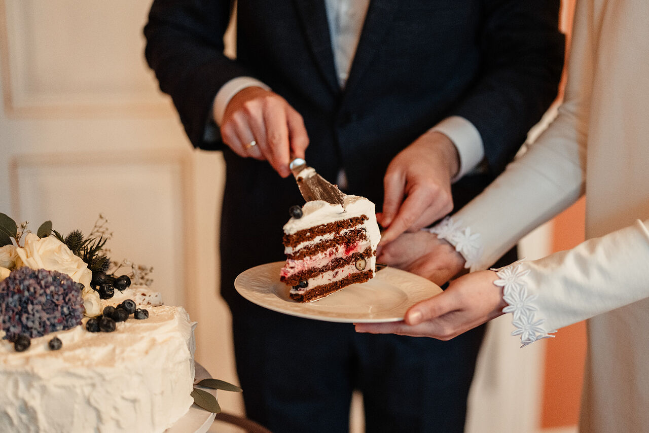 das erste Stück teilt sich traditionell das Brautpaar