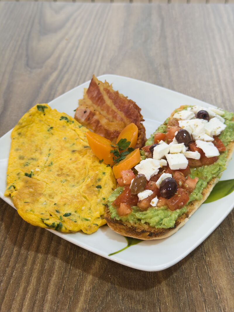 Omelette con bacon e bruschetta
