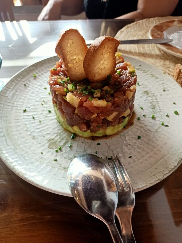 Tartar de atún fresco con aguacate