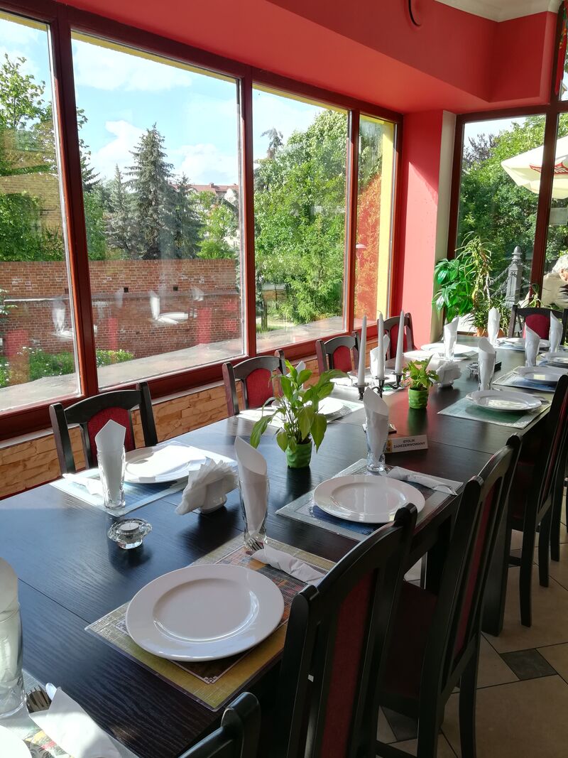 W naszej restauracji mozna zorganizowac imprezy okolicznosciowe, takie jak urodziny, wesela lub spotkania biznesowe.