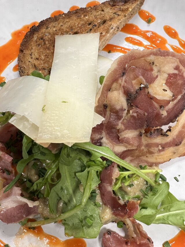 Le Caviar d’Aubergines, Pancetta, Tomme de Brebis Corse, Coulis de Poivrons Rouge
