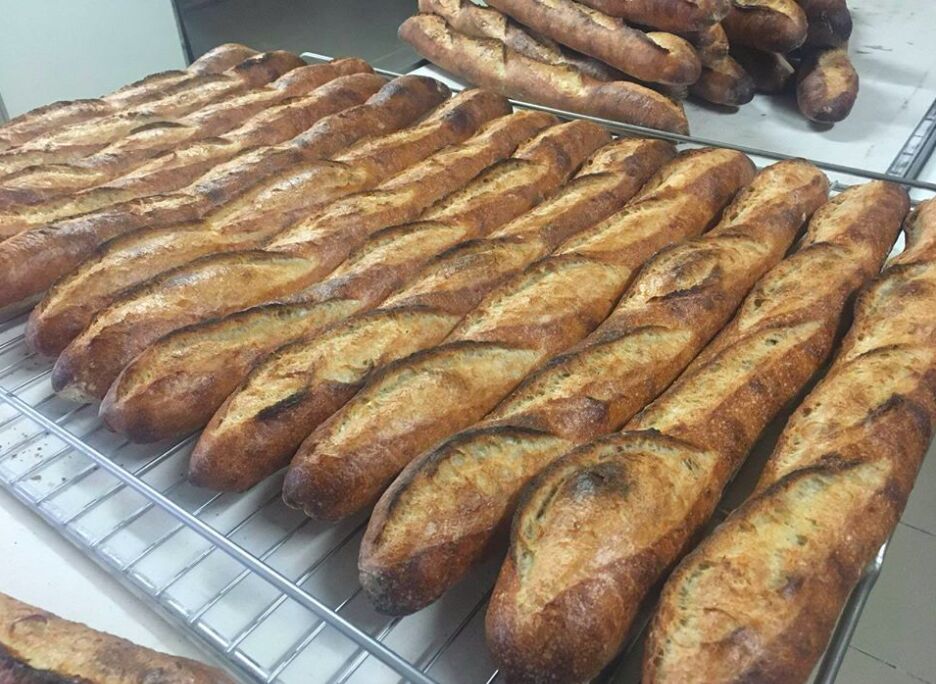 Tradition (Baguette de tradition façonnée à la main, travaillée à l’ancienne, sans additif avec de la levure, de l’eau, du sel)