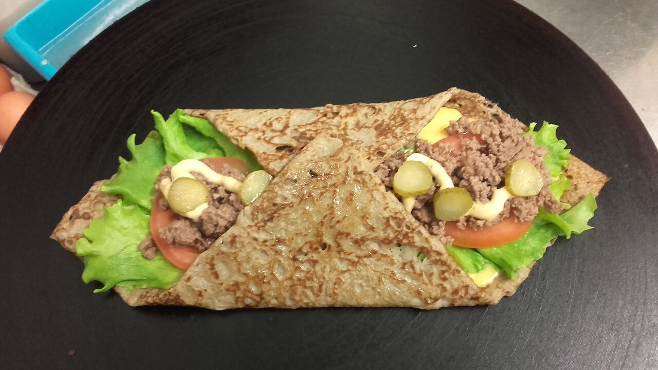 BURGER : viande hachée de boeuf, cheddar, salade, tomate, sauce burger