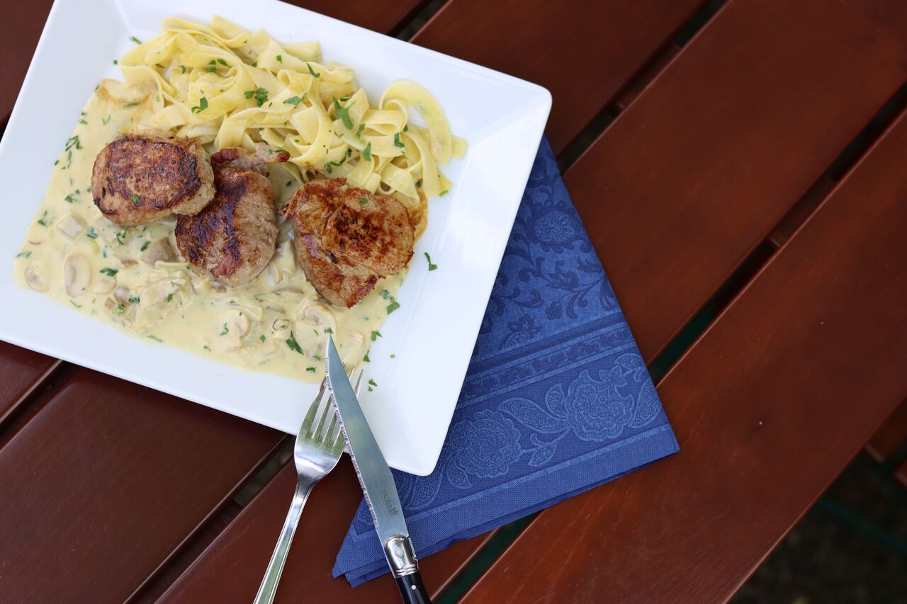 Schweinsmedaillon auf Pilzrahmsauce und Kräuternudeln