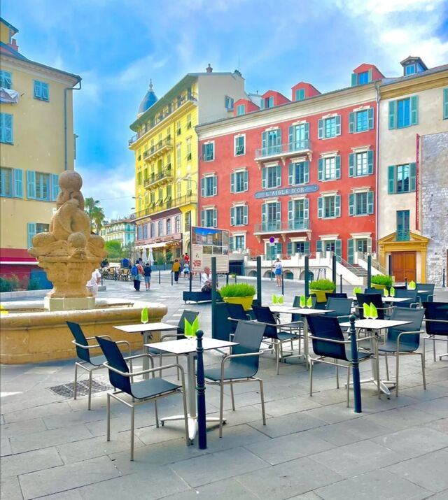 Terrasse du Trimaran au coeur de la place st François, face au nouveau théâtre national de Nice