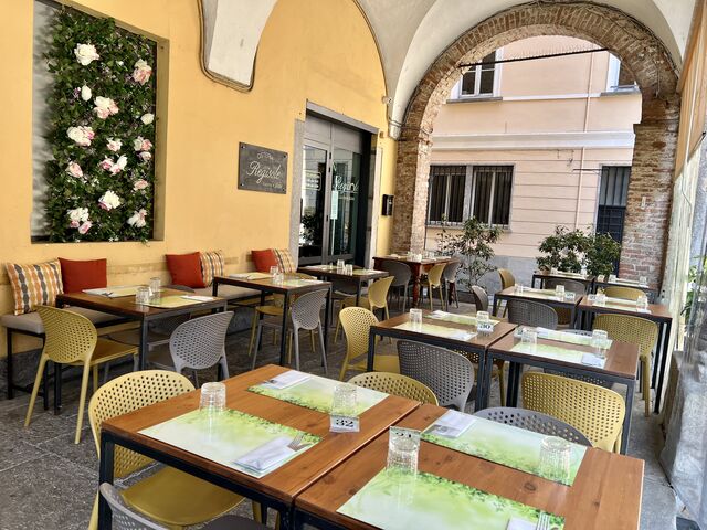 I nostri tavoli sotto al portico