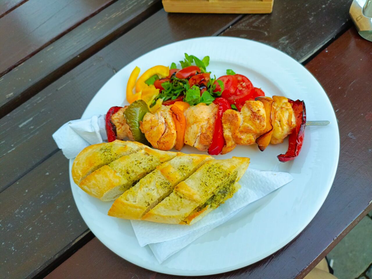 Kuřecí špíz s bylinkovou bagetkou