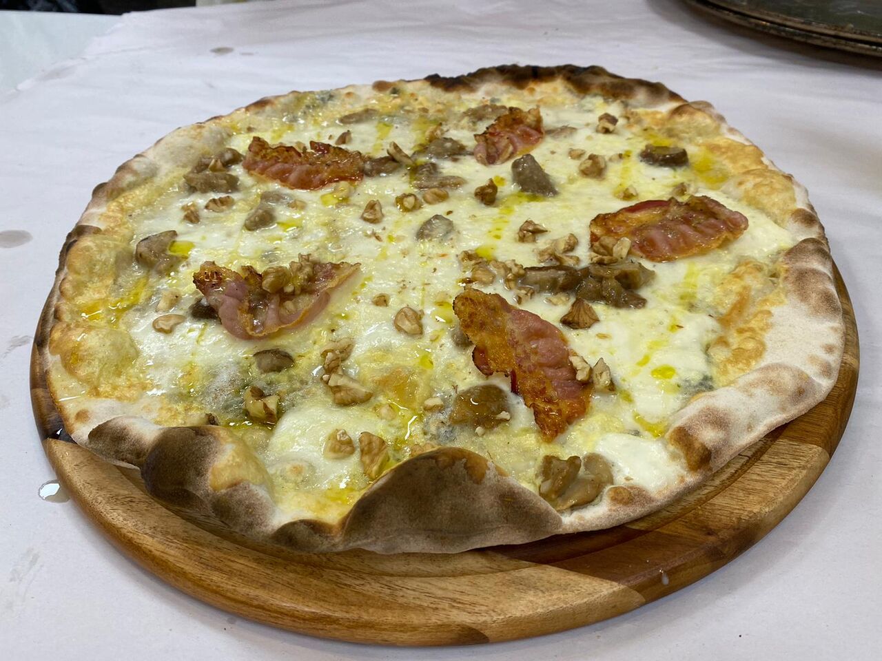 La corona virus:Bianca,mozzarella,crema di gorgonzola,porcino,tuorlo d’uovo,guanciale tostato,noci e olio al tartufo??