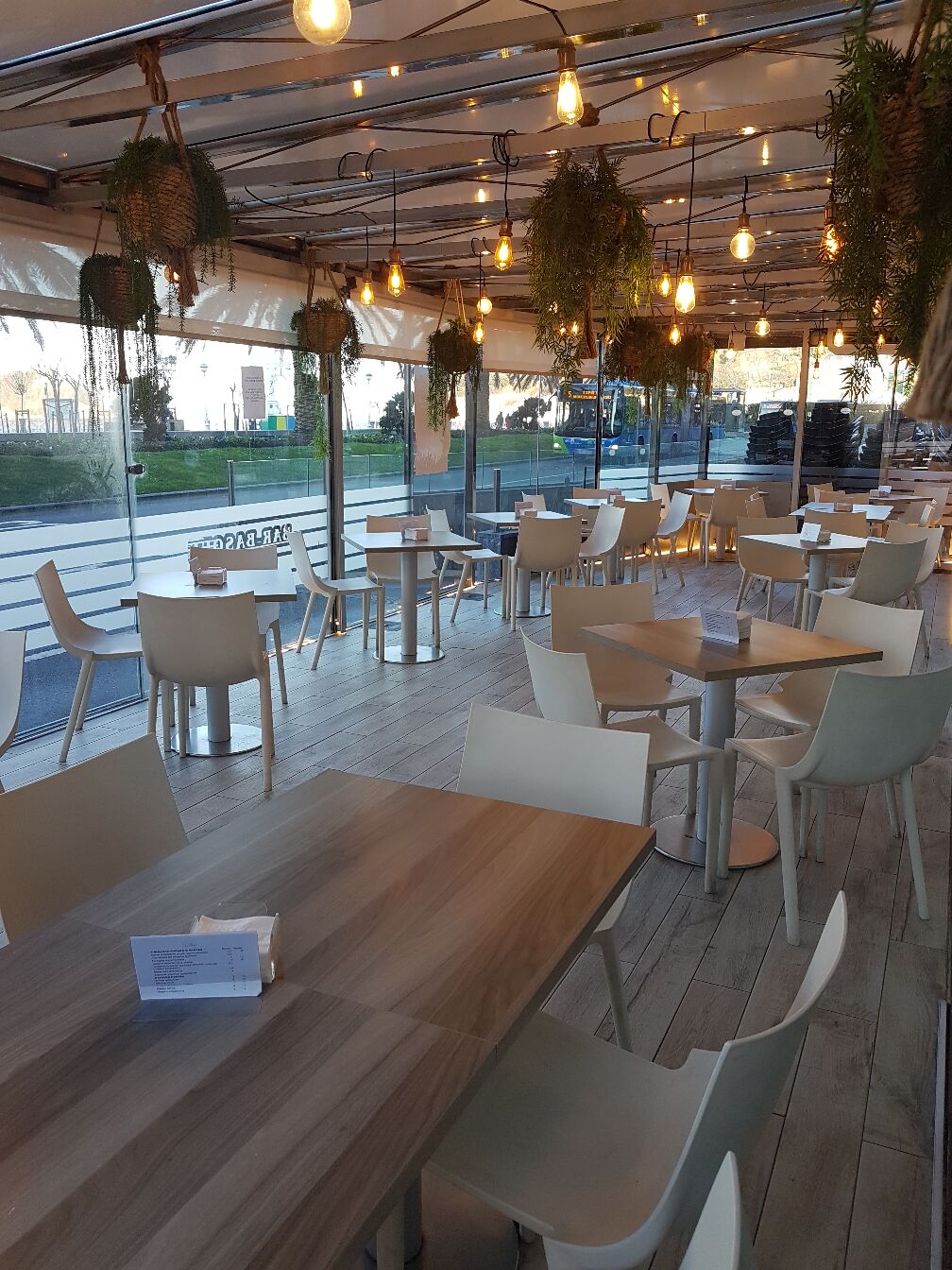 Las vistas que se tienen desde su terraza, hacen que las misma, sea una de las más concurridas de San Sebastián.