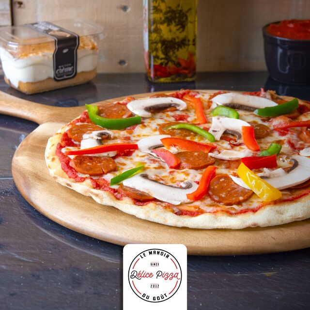 LA PROVENÇALE : sauce tomate, chorizo, mozzarella, poivrons, champignons, oeuf, herbe de Provence. 