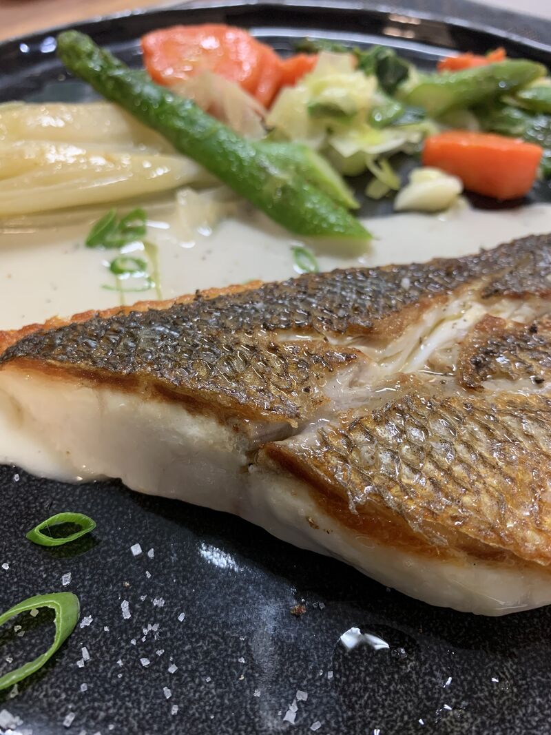 Le Filet de Bar à la Plancha Sauce Champagne et Légumes de Saison
