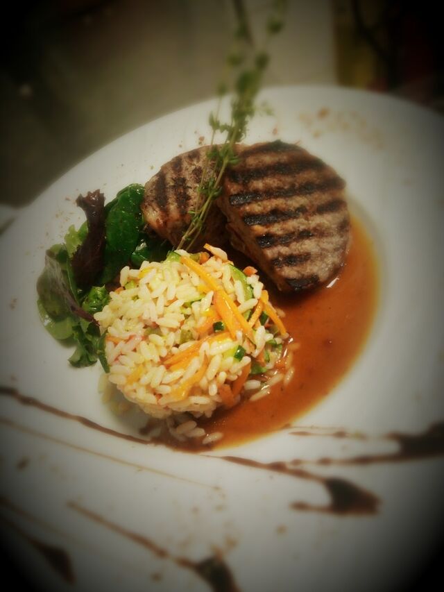 Plat du jour fait 100% maison.
Photo : Farcie de veau, riz et julienne de légumes.