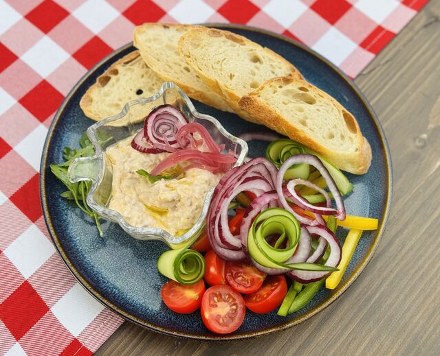 Padlizsán krém házi bagettel és friss zöldségekkel