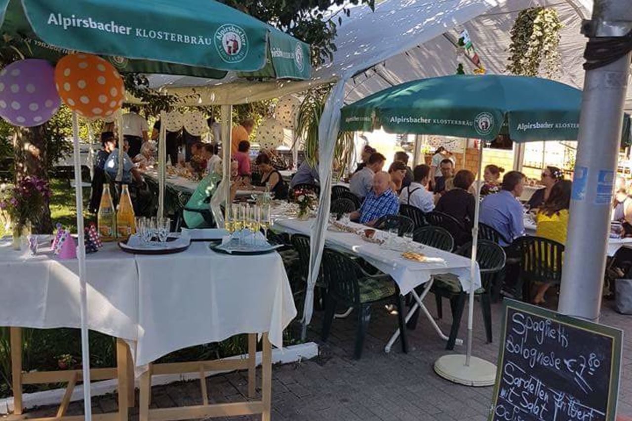 Offener Außenbereich mit Terrasse