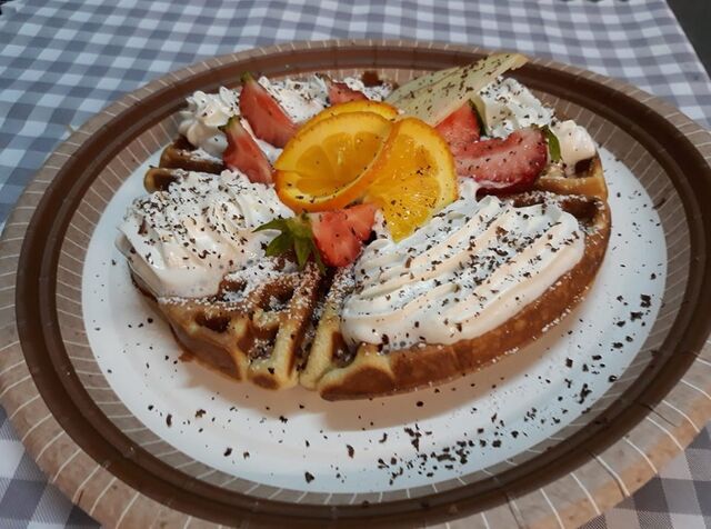 Chrupiące,pachnące gofry z bitą śmietaną i owocami