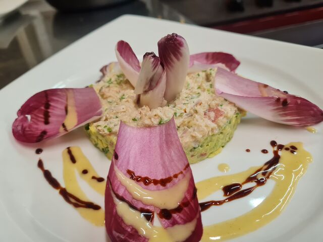 Tian de crabe .Chaire blanche de tourteau et sa salsa d'avocat . feuille d'endives rose au deux émulsions