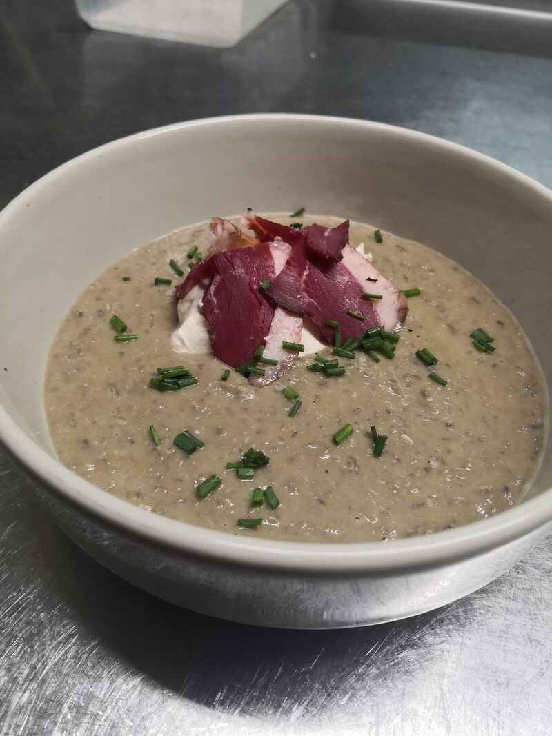 velouté de lentilles, mousse de foie gras et magret fumé