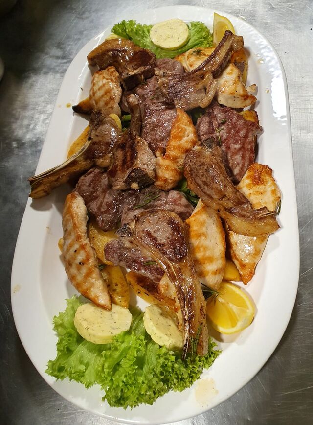 Misto di Carne alla Griglia per Due.
Gemischte Grillplatte für 2 Personen.