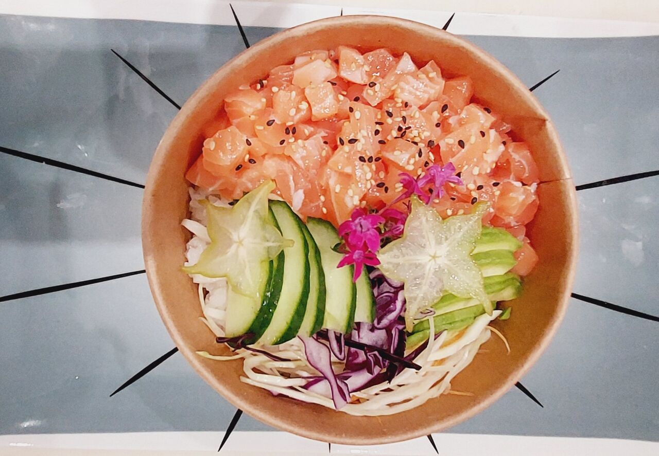 Poke bowl concombre, choux, avocat, carotte et oignon