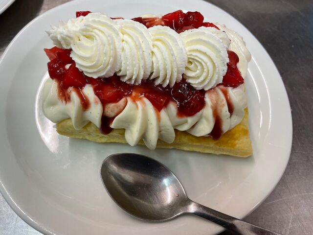 Dessert feuilleté vanille fraise et chantilly