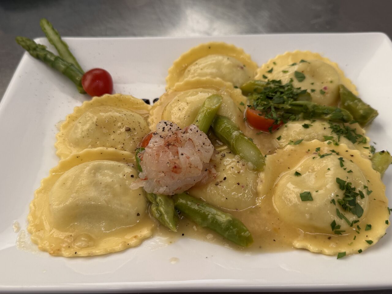 Ravioli con asparagi e tartare di gamberi