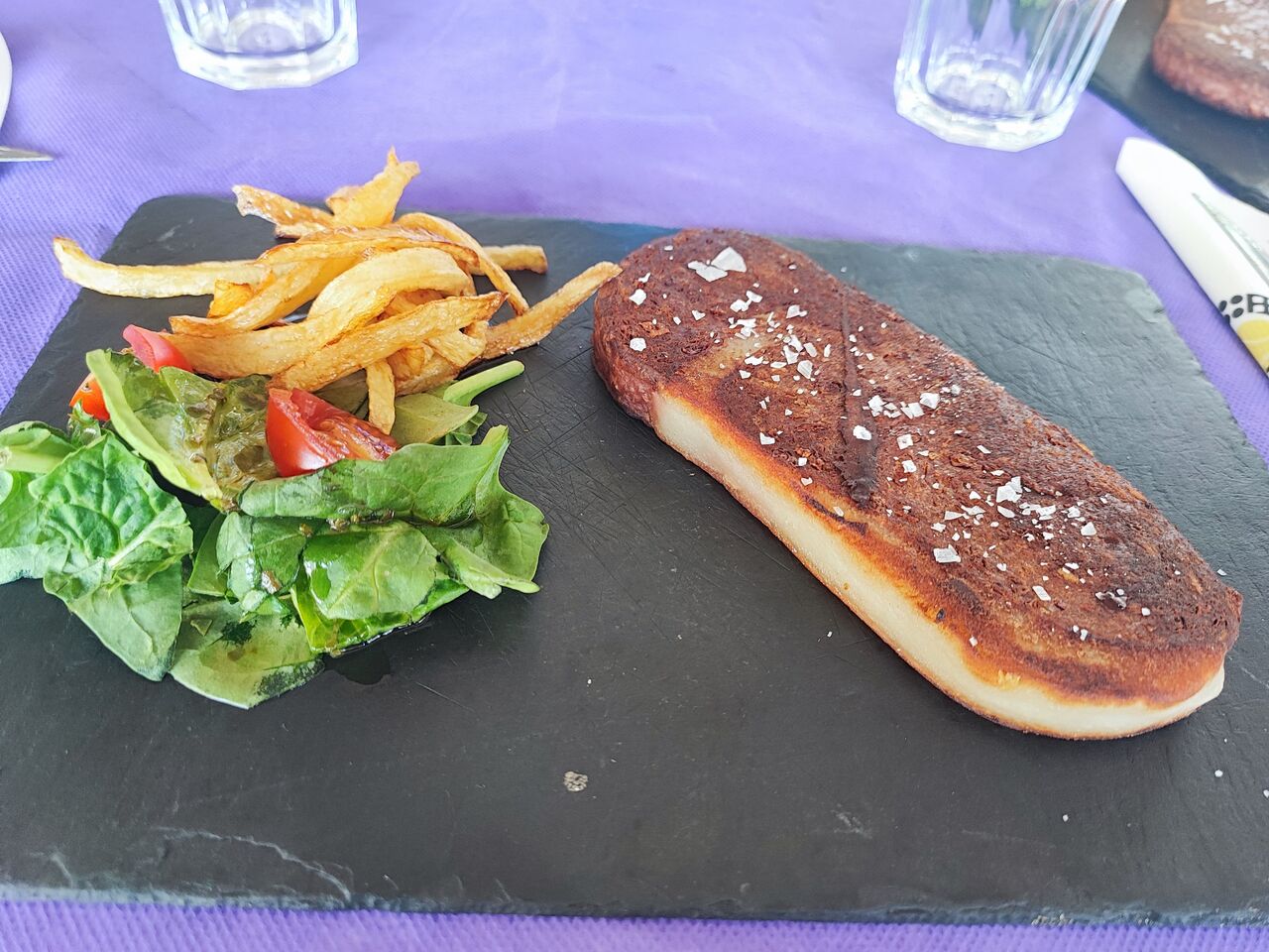 Entrecot vegano con guarnición de patatas y ensalada 