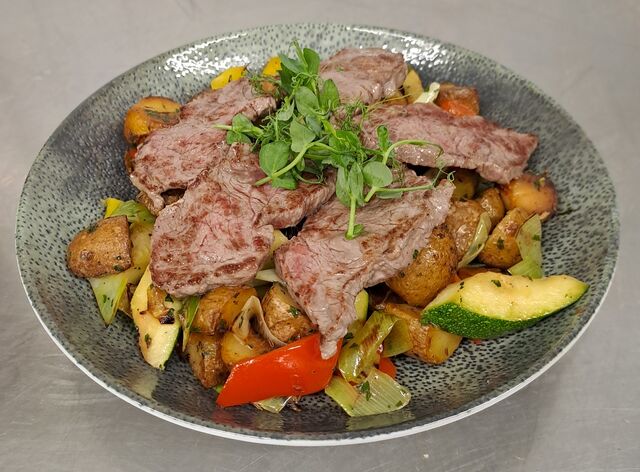 Bunter Blattsalat mit gebratenen Rinderstreifen, Grillgemüse und Erdäpfel