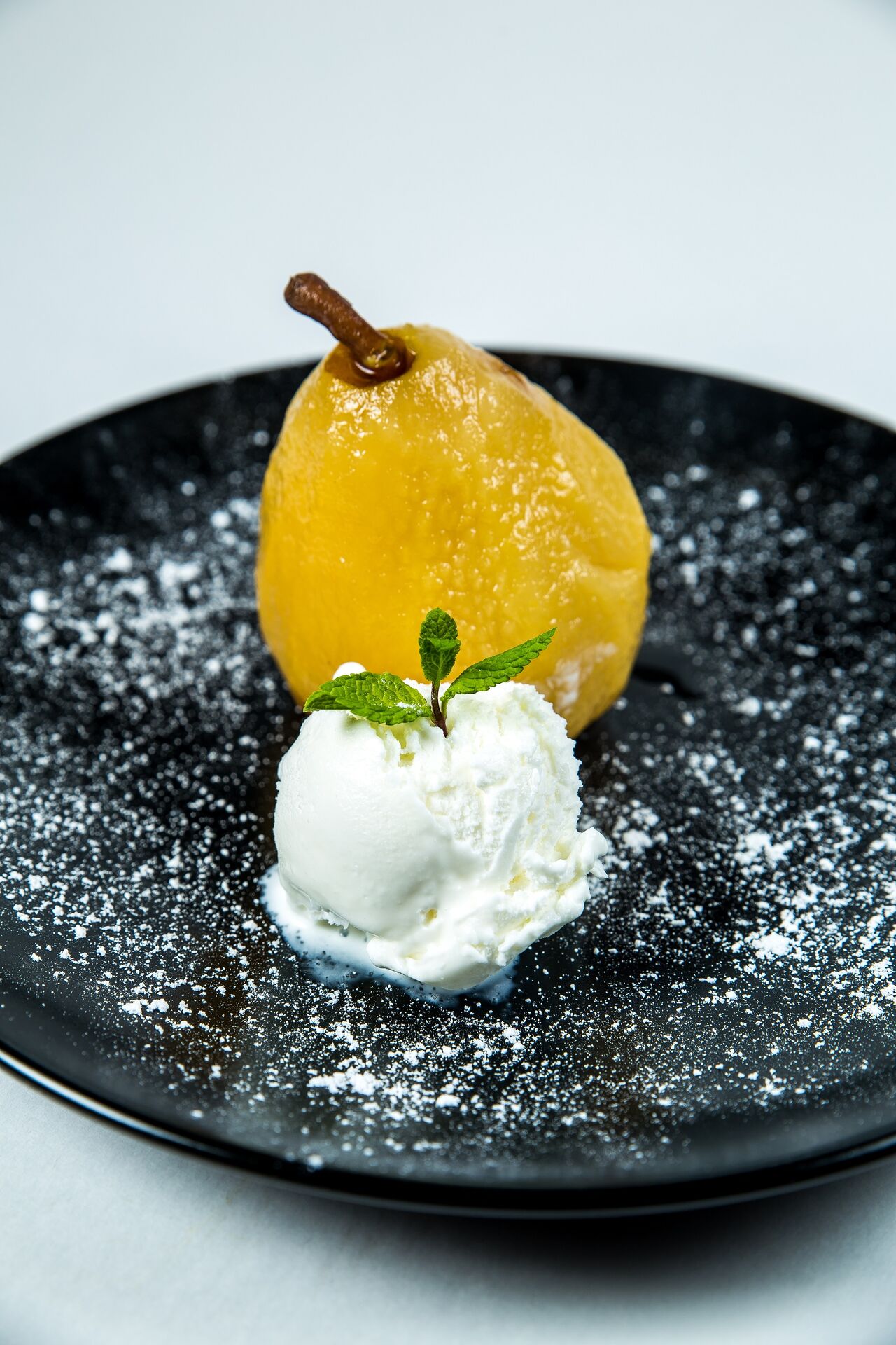 Ароматна груша у винному маринаді з морозивом.