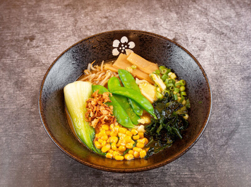 14. Miso Ramen mit Mais und Zuckerschoten (Vegan)