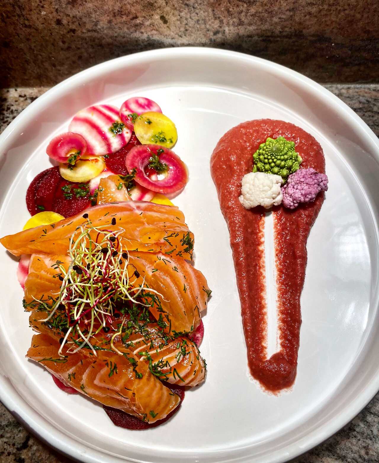 Saumon gravlax et houmous de betteraves 