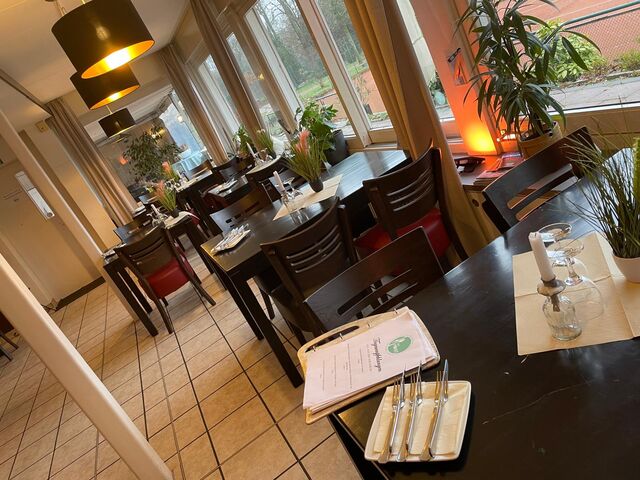 Speisen mit Blick auf den Tennisplatz