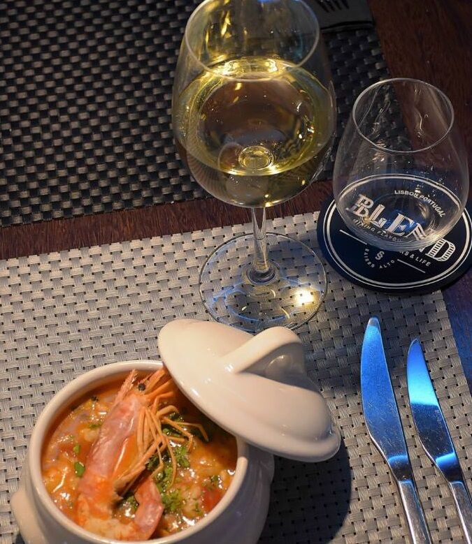 A harmonização perfeita para o seu jantar: Arroz de marisco e um vinho branco para acompanhar.