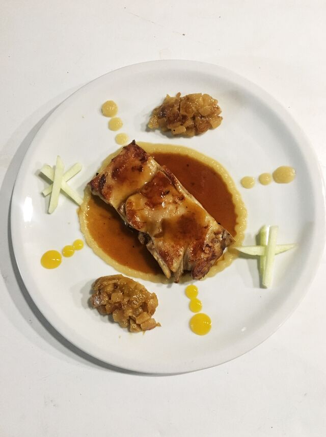 Cochinillo en su salsa y chutney de frutas