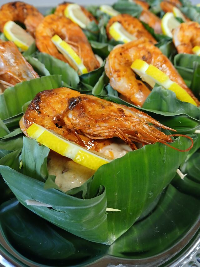 Salade de crevettes en feuille de coco